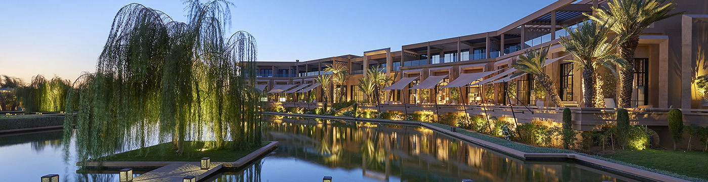 Фотография отеля Mandarin Oriental Marrakech отель вечер у бассейна - Марокко, Марракеш