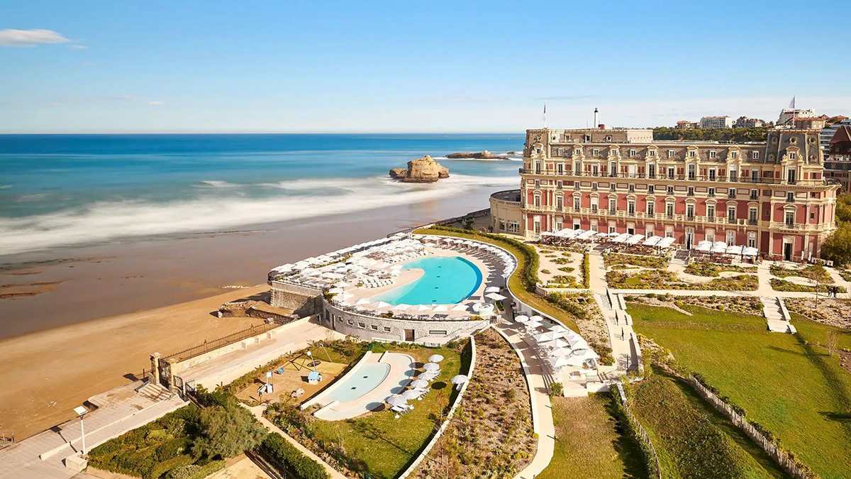 Отель Hôtel du Palais в Биаррице с видом на Атлантический океан и пляж Grande Plage